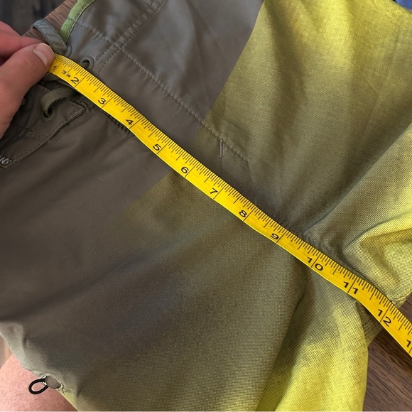❤️ Oakley Men's Green and Yellow Board Shorts Size 32 - Picture 7 of 9